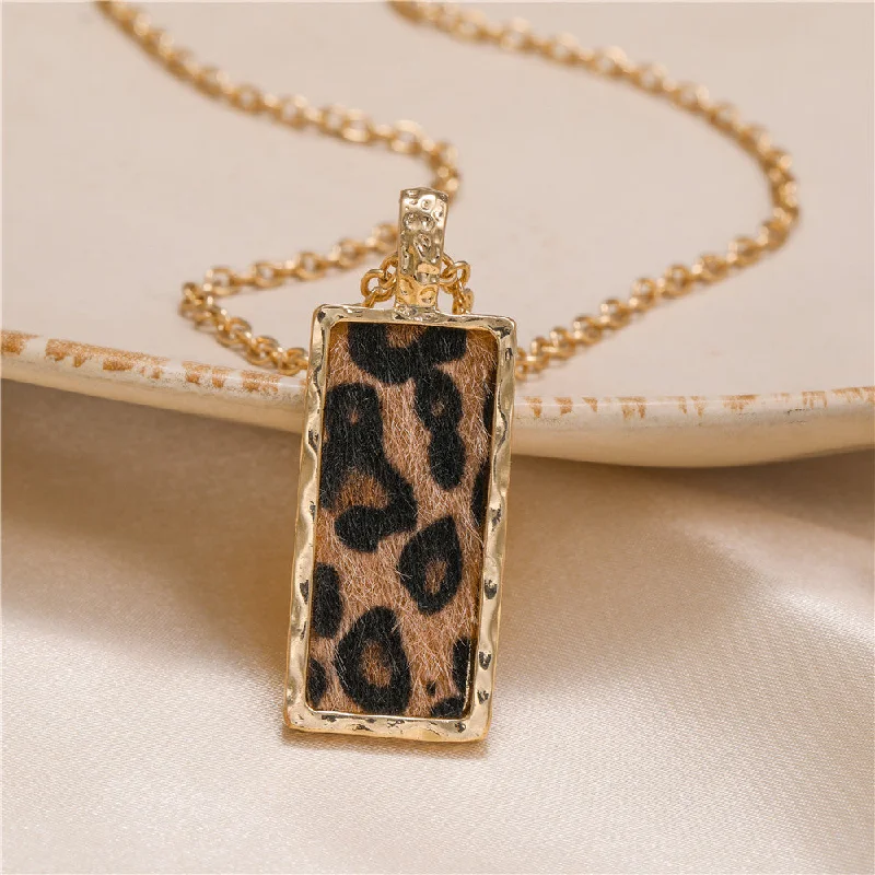 Unique necklaces and pendants with engraved messages for a sentimental gift-Wholesale Alloy Leopard Necklace