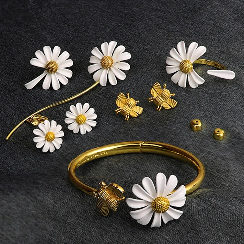 Elegant bangle bracelets with diamond-shaped stones for a sophisticated look-Design Gold Color Daisy Flower Bee Animal Asymmetry Adjustable Buckle Bracelet for Women Girl Set Jewelry Part